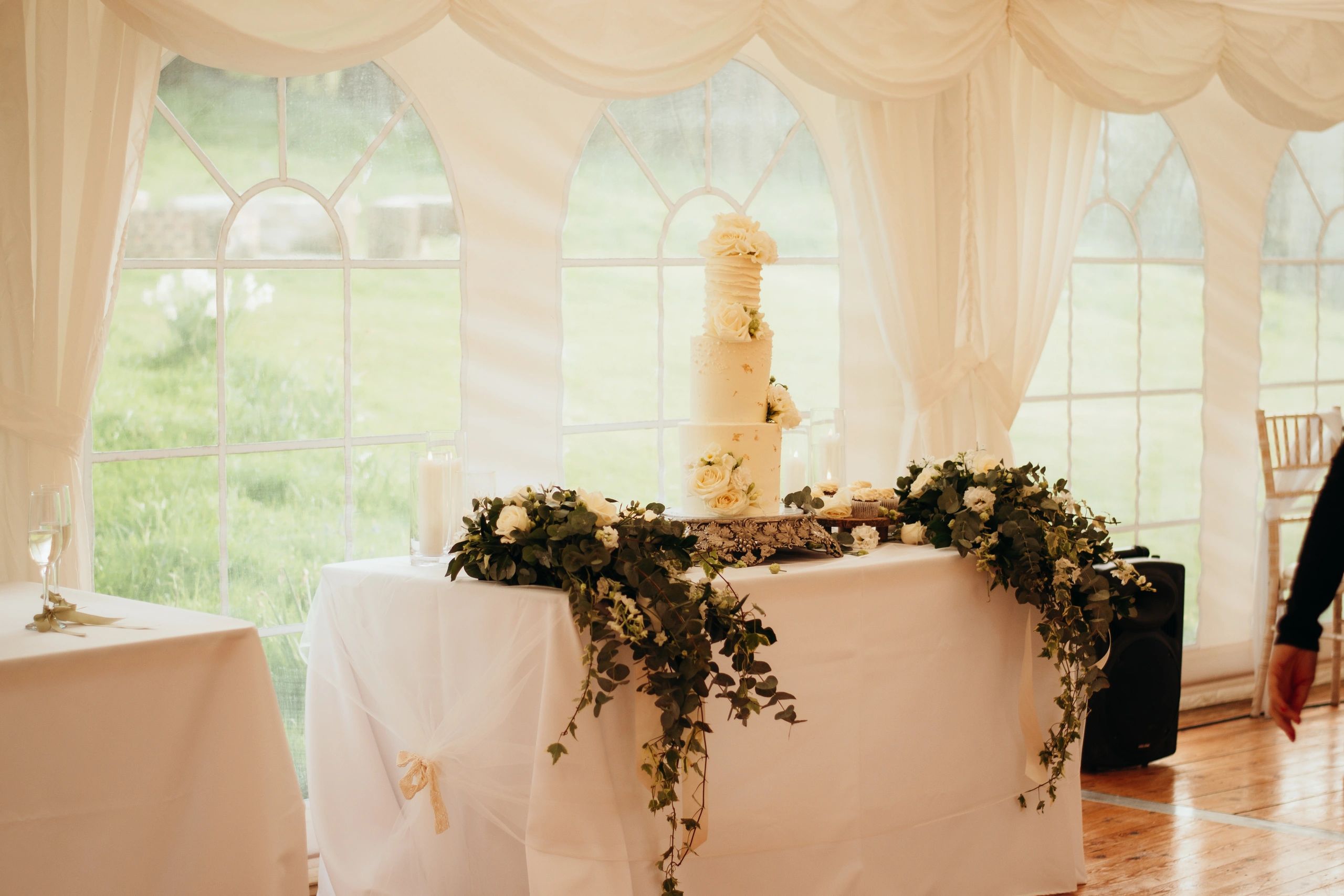 Elegant three-tier wedding cake