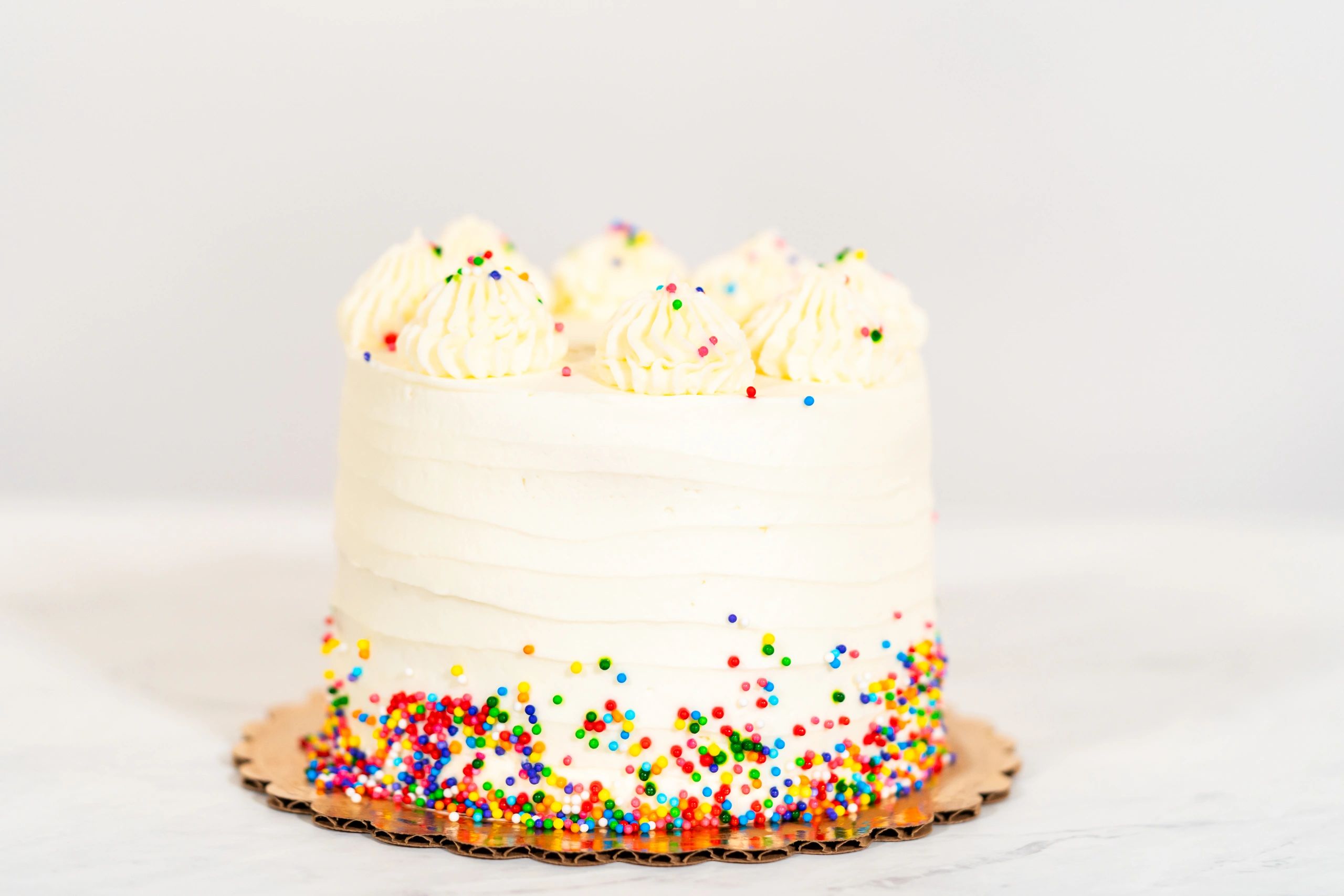 Custom bakery cake display
